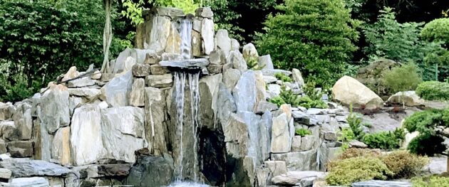 ogród japoński z kaskadą z łupka