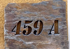numery na kamieniu